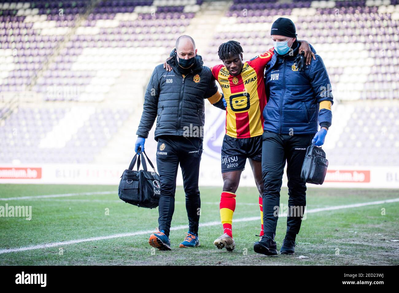 Mechelen's Issa Kabore verlässt das Spielfeld, nachdem er bei einem Fußballspiel zwischen Beerschot VA und KV Mechelen am Sonntag, 14. Februar 2021 in Ant verletzt wurde Stockfoto