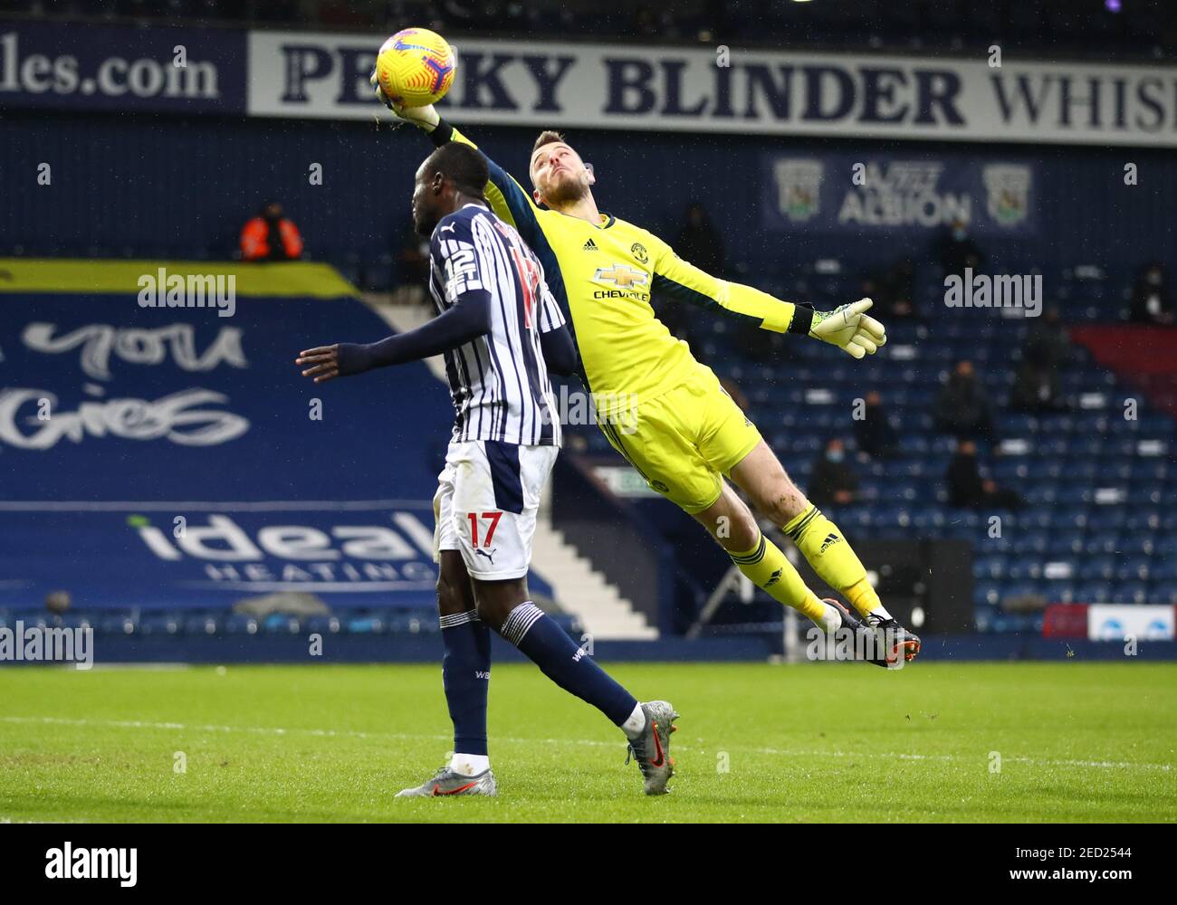 Manchester United Torwart David de Gea (rechts) rettet einen Schuss von West Bromwich Albions Mbaye Diagne während des Premier League Spiels in den Hawthorns, West Bromwich. Bilddatum: Sonntag, 14. Februar 2021. Stockfoto