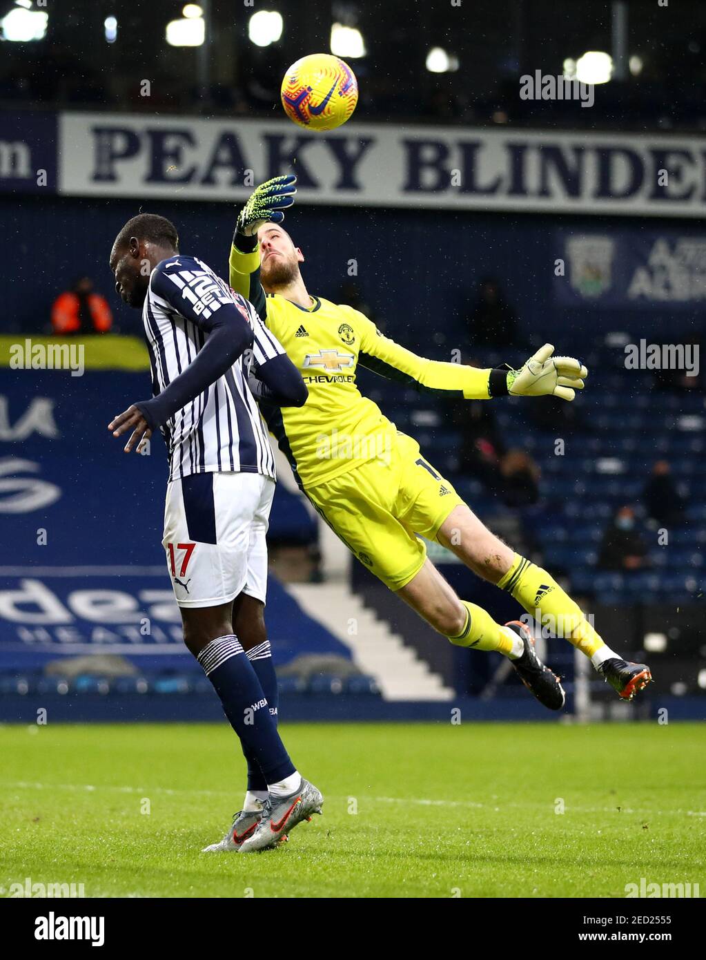 Manchester United Torwart David de Gea (rechts) rettet einen Schuss von West Bromwich Albions Mbaye Diagne während des Premier League Spiels in den Hawthorns, West Bromwich. Bilddatum: Sonntag, 14. Februar 2021. Stockfoto