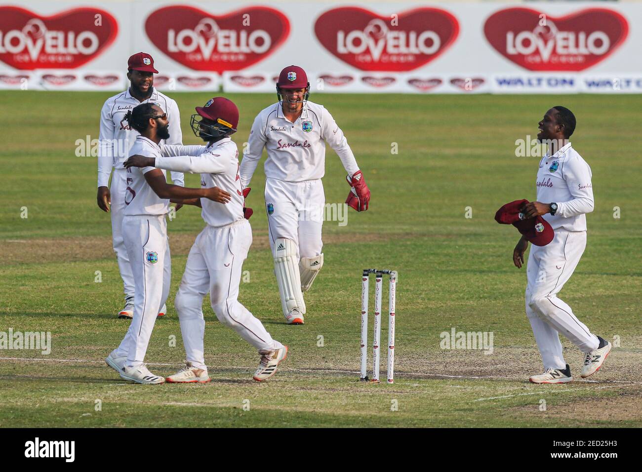 West Indies Cricketspieler feiern nach der Entlassung von Bangladeshs Mominul Haque (nicht Bild) am vierten Tag des zweiten Test Cricket-Spiels zwischen West Indies und Bangladesch im Sher-e-Bangla National Cricket Stadium in Dhaka. Stockfoto