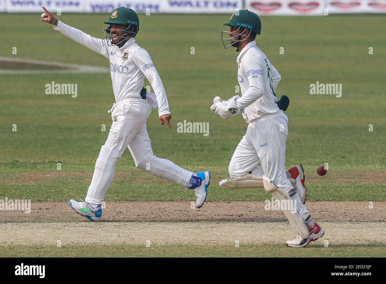 Liton das (M) und Mominul Haque (L) aus Bangladesch feiern nach der Entlassung von Jermaine Blackwood aus West Indies (nicht abgebildet) am vierten Tag des zweiten Test-Cricket-Spiels zwischen West Indies und Bangladesch im Sher-e-Bangla National Cricket Stadium in Dhaka. Stockfoto