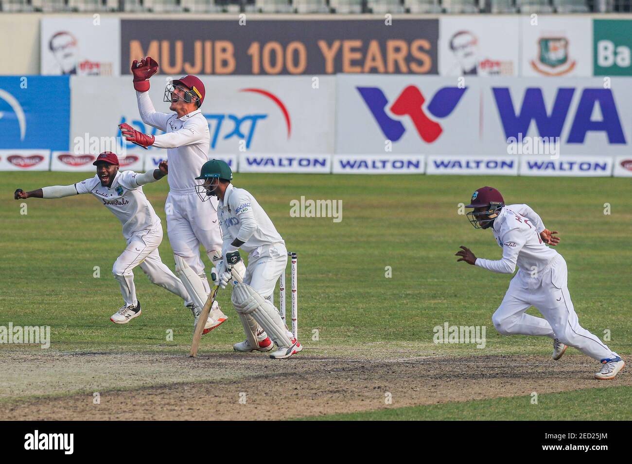 West Indies Cricketspieler feiern nach der Entlassung von Bangladeshs Liton das (M) am vierten Tag des zweiten Test Cricket-Spiels zwischen West Indies und Bangladesch im Sher-e-Bangla National Cricket Stadium in Dhaka. Stockfoto