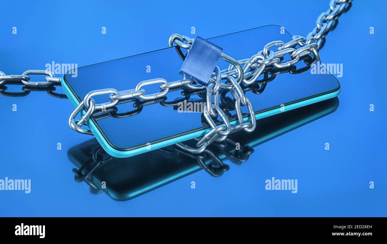 Smartphone in Kette mit Schloss auf blauem Hintergrund mit selektivem Fokus und Reflexion. Sicherheit, Datenschutz, Mißtrauensklage und Software-Lock-Thema Stockfoto