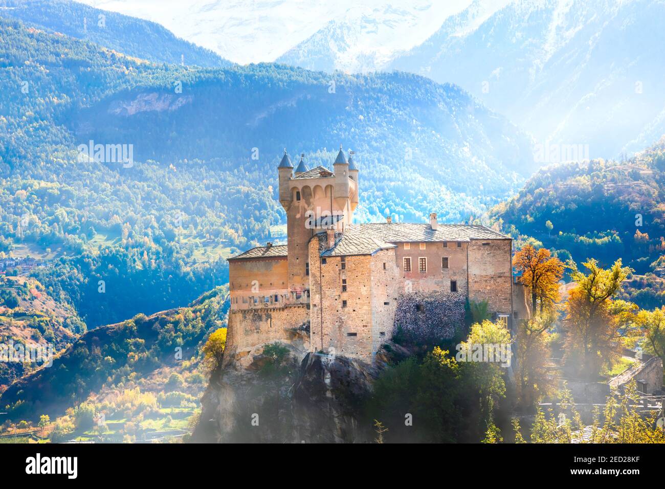 Beeindruckende Alpen Berglandschaft, schönes Tal der mittelalterlichen Burgen - Valle d'Aosta in Norditalien Stockfoto