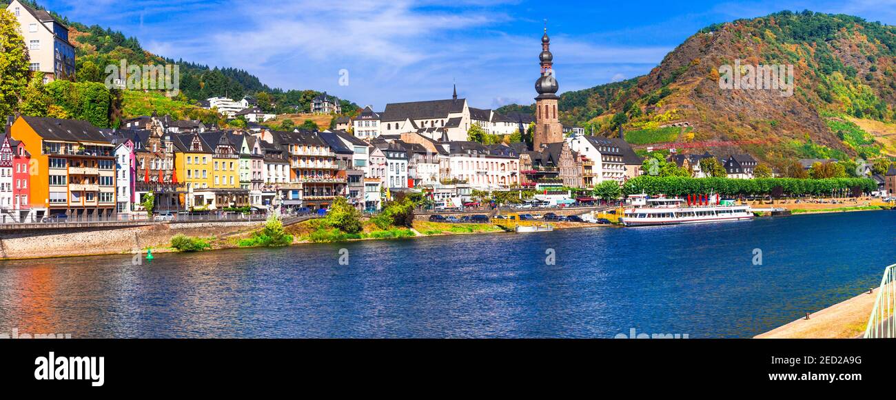 Reisen und Wahrzeichen von Deutschland - mittelalterliche Stadt Cochem beliebt Für Flusskreuzfahrten Stockfoto