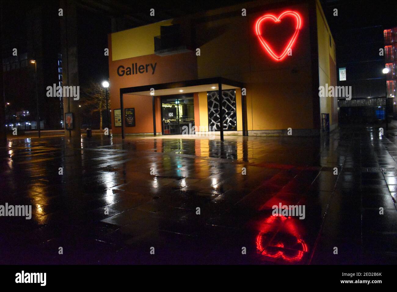 Milton Keynes Gallery bei Nacht, mit seinem ikonischen neonroten Herz. Stockfoto