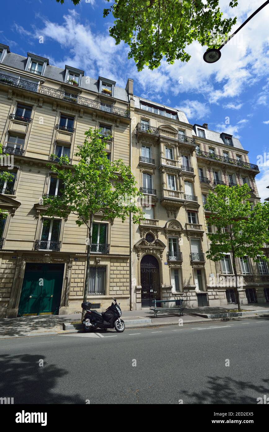 Roller außerhalb terrassenförmig angelegten Luxusresidenzen, Paris, Frankreich Stockfoto