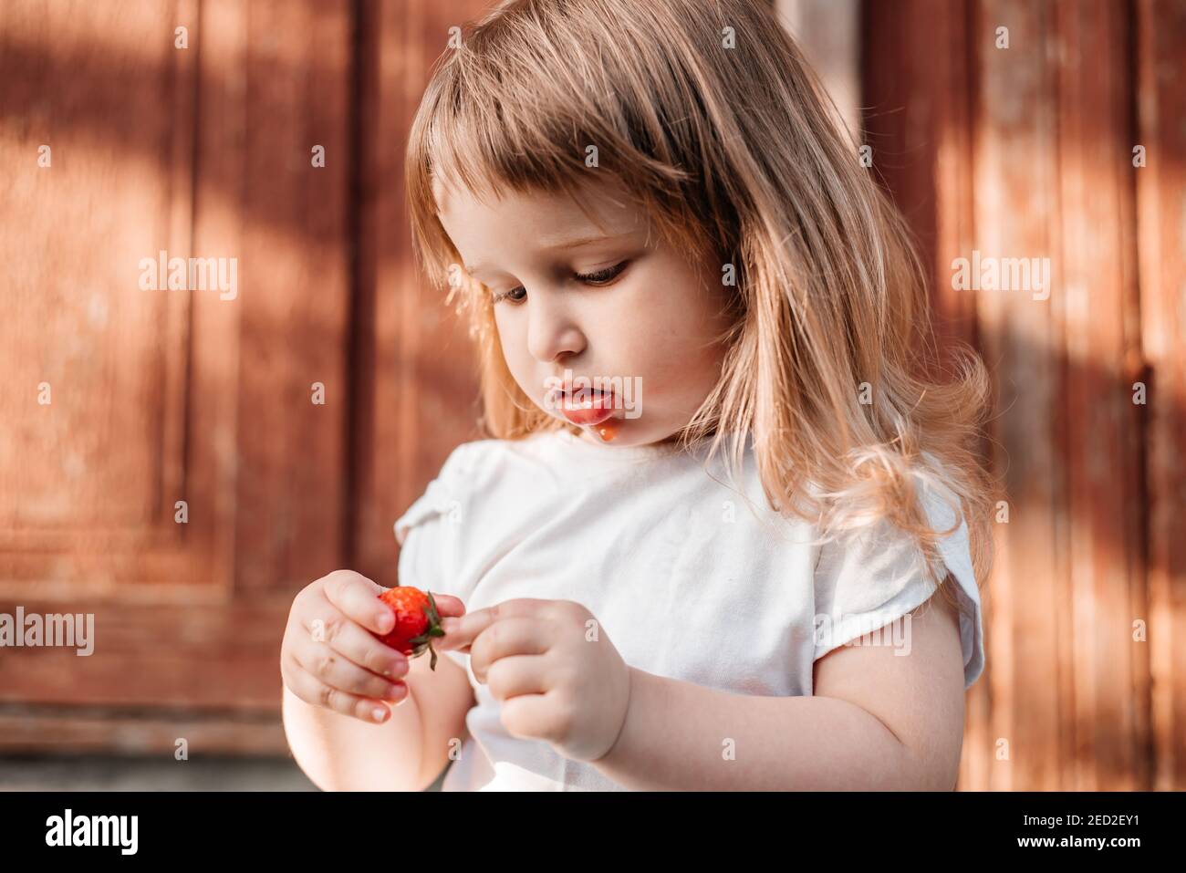 Kind mit Essen. Gesunde Ernährung Erdbeere Stockfoto