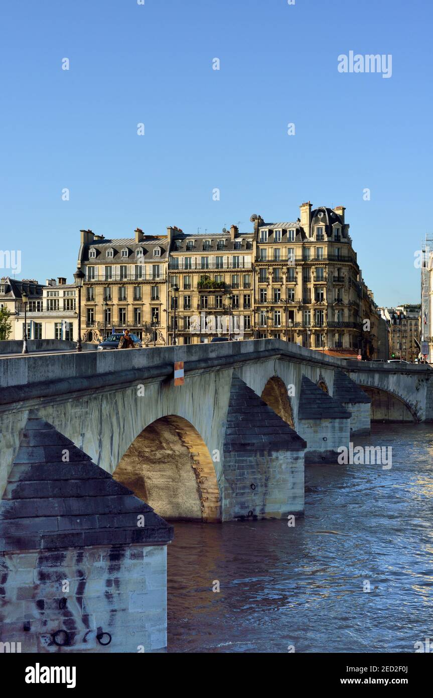 Pont Royal seine Flussbrücke führt zu Reihenhäusern und Cafés am Quai Voltaire, Paris, Frankreich Stockfoto