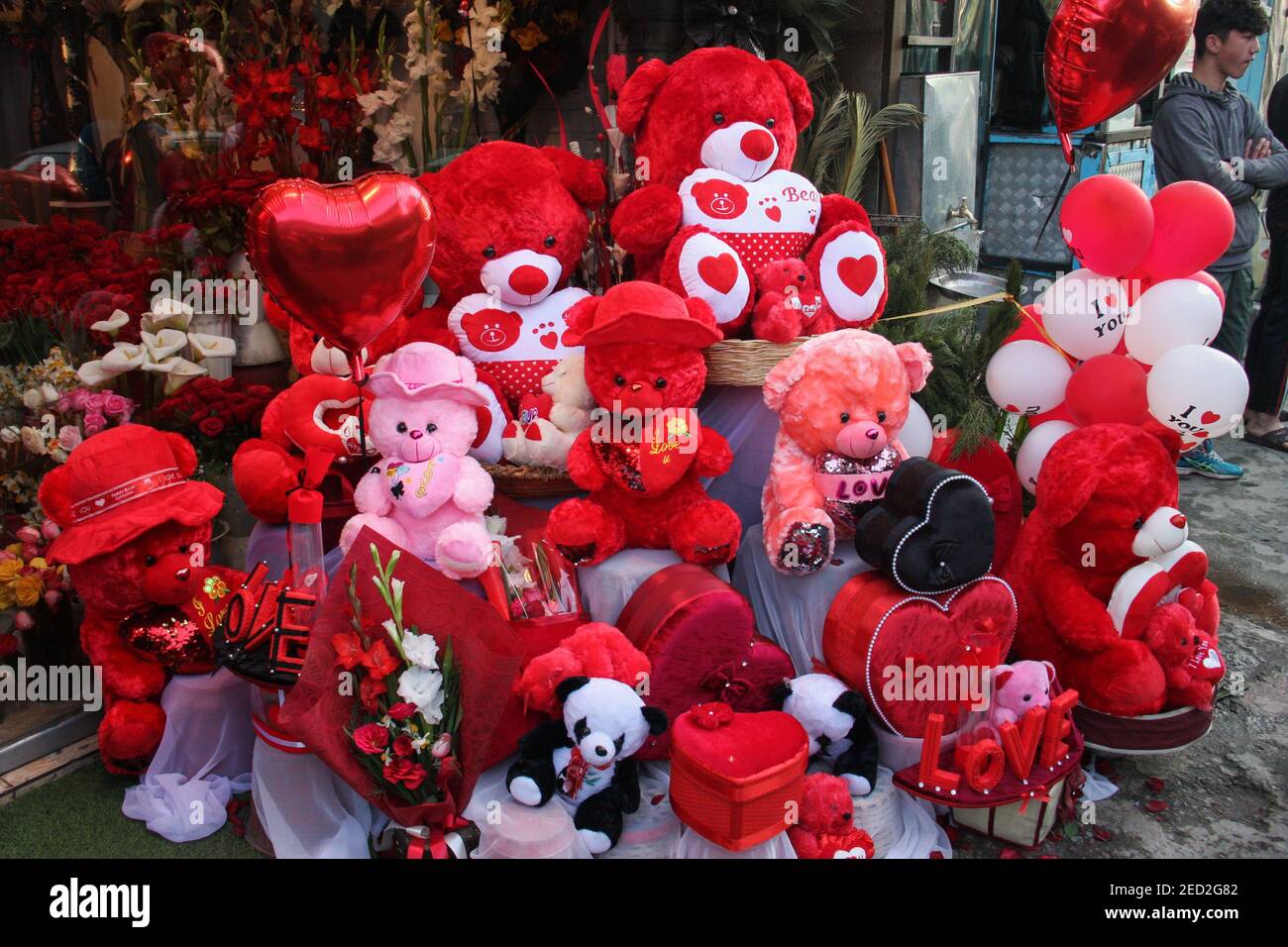 Kabul, Afghanistan. Februar 2021, 14th. Geschenke liegen am Valentinstag vor einem Geschäft in der afghanischen Hauptstadt. Kredit: Hesam Hesamuddin/dpa/Alamy Live Nachrichten Stockfoto