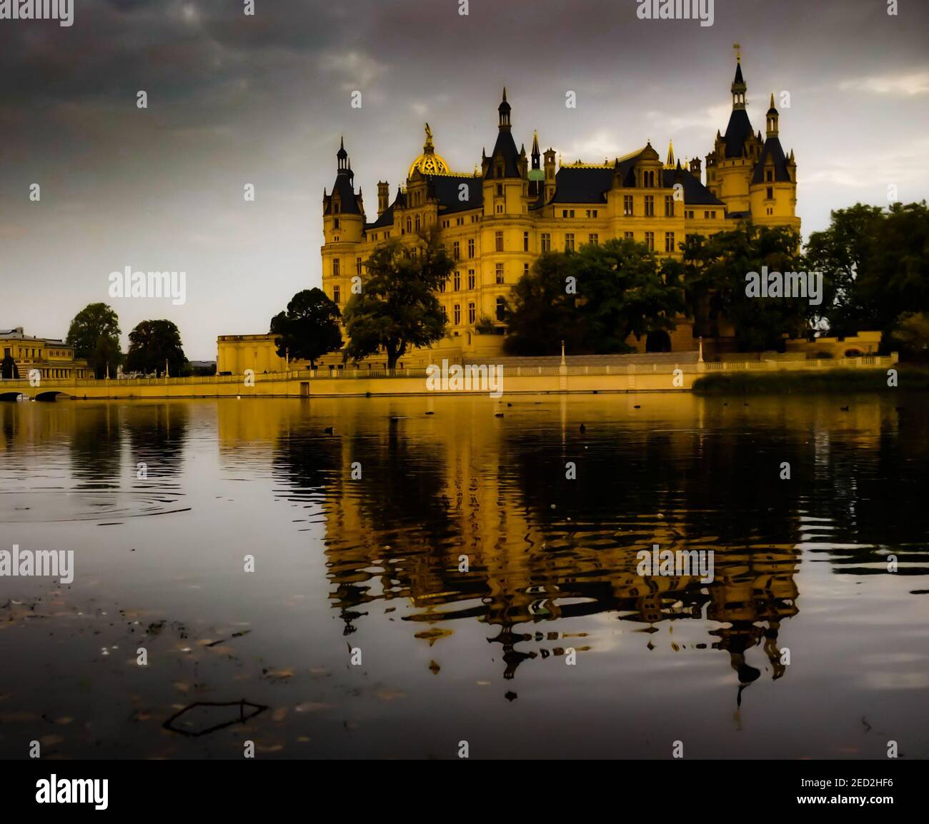 Dramatischer Blick auf das Schweriner Schloss am See Stockfoto