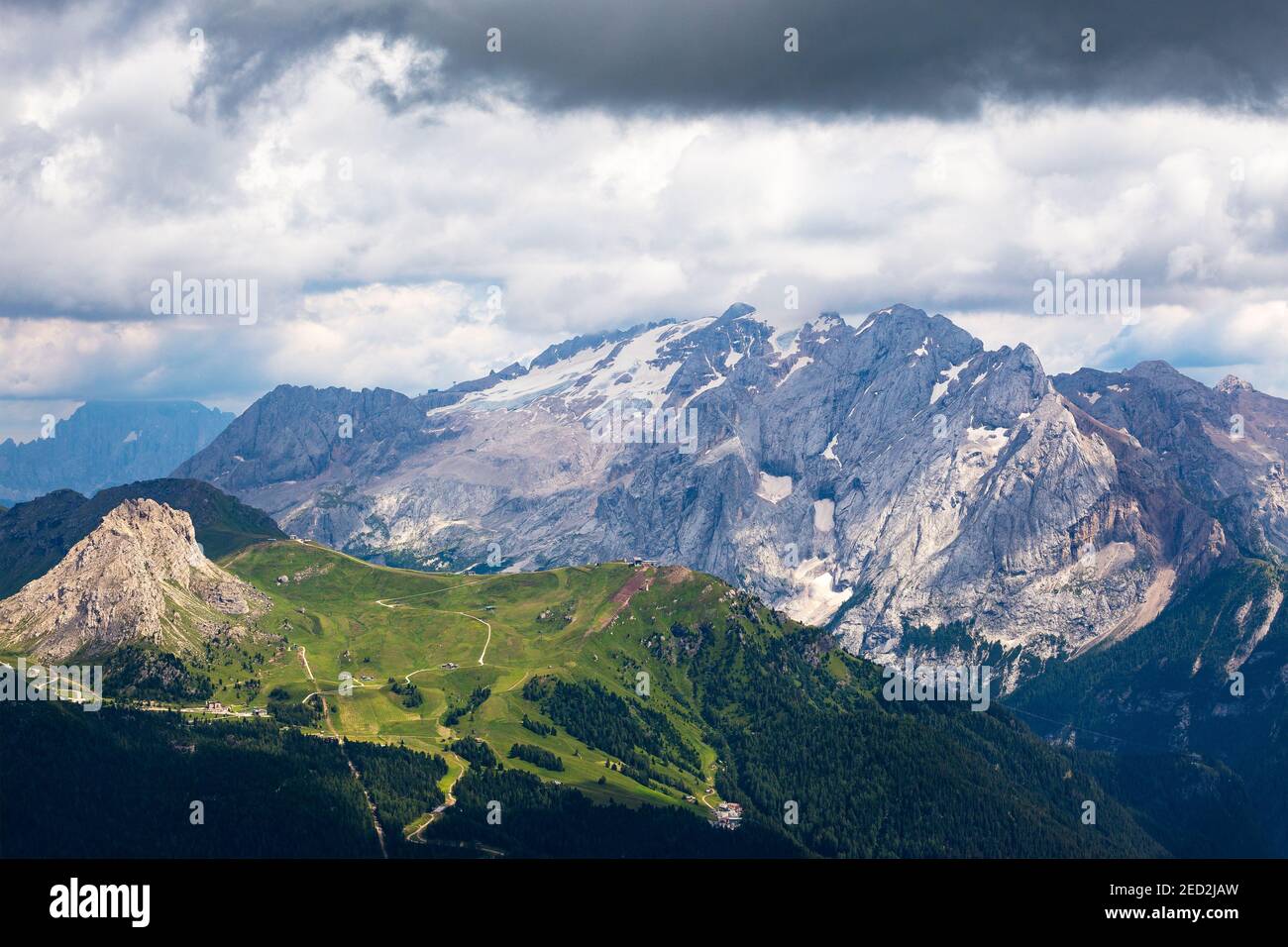 Sonnenlicht auf dem Pordoi-Pass und der Marmolada-Berggruppe. Die Dolomiten, Fassatal. Italienische Alpen. Europa. Stockfoto