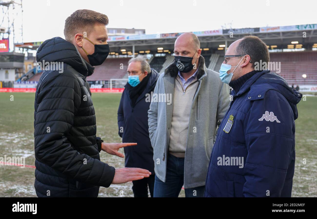 Schiedsrichter Lothar D'Hondt, Club Brugge's Cheftrainer Philippe Clement und Charleroi's Direktor Pierre-Yves Hendrickx inspizieren das gefrorene Feld, um zu sehen, ob es Stockfoto