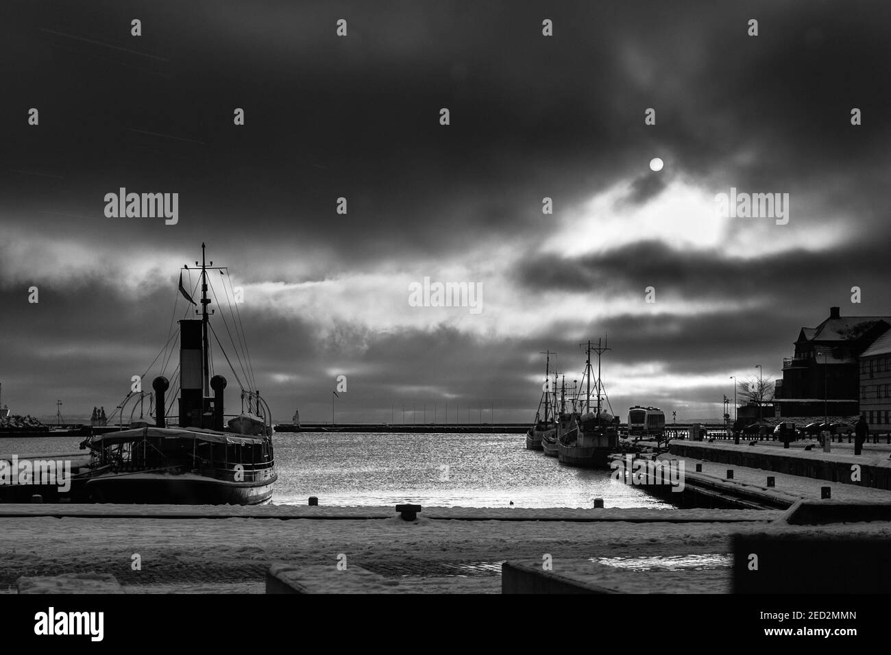 Mondschein im Winter am Hafen in Elsinore Stockfoto