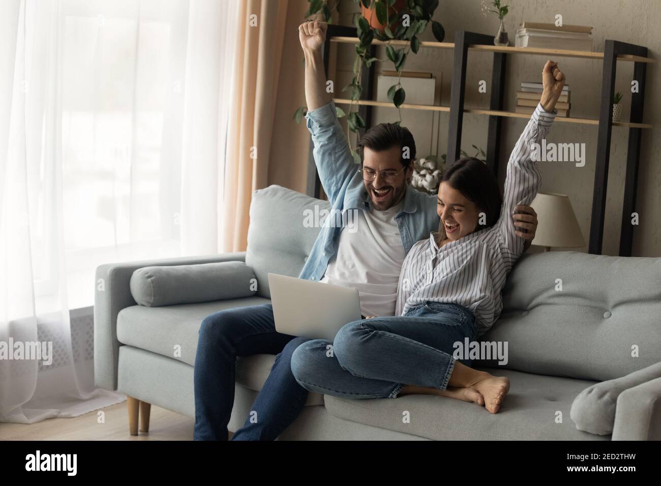 Schockiert Paar kuscheln schreien wow Lesen E-Mail mit großen Nachrichten Stockfoto