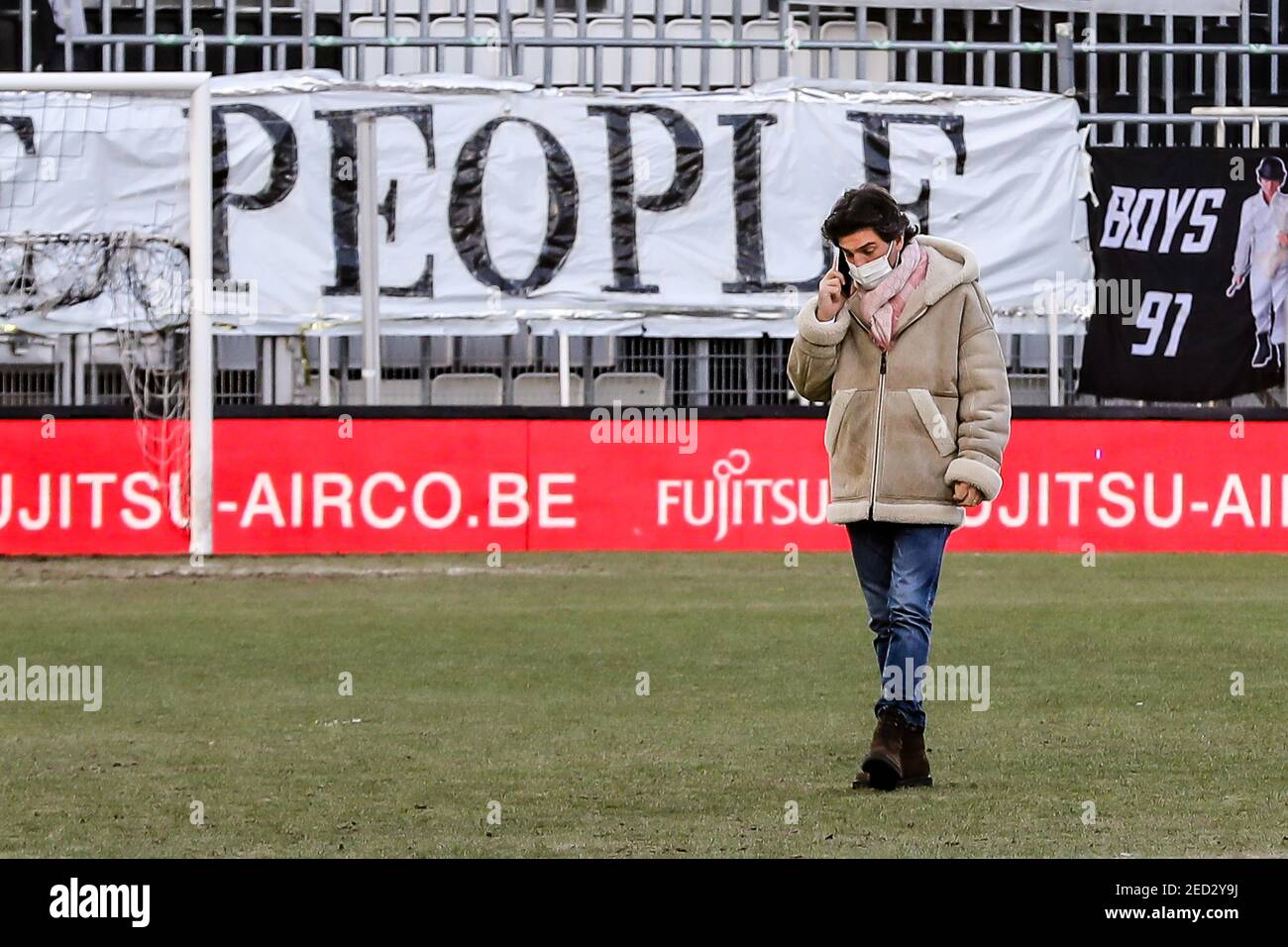 Charleroi-Manager Mehdi Bayat inspiziert das gefrorene Spielfeld, um zu sehen, ob es spielbar ist, bevor ein Fußballspiel zwischen Sporting Charleroi und Club Brugge KV ansteht Stockfoto