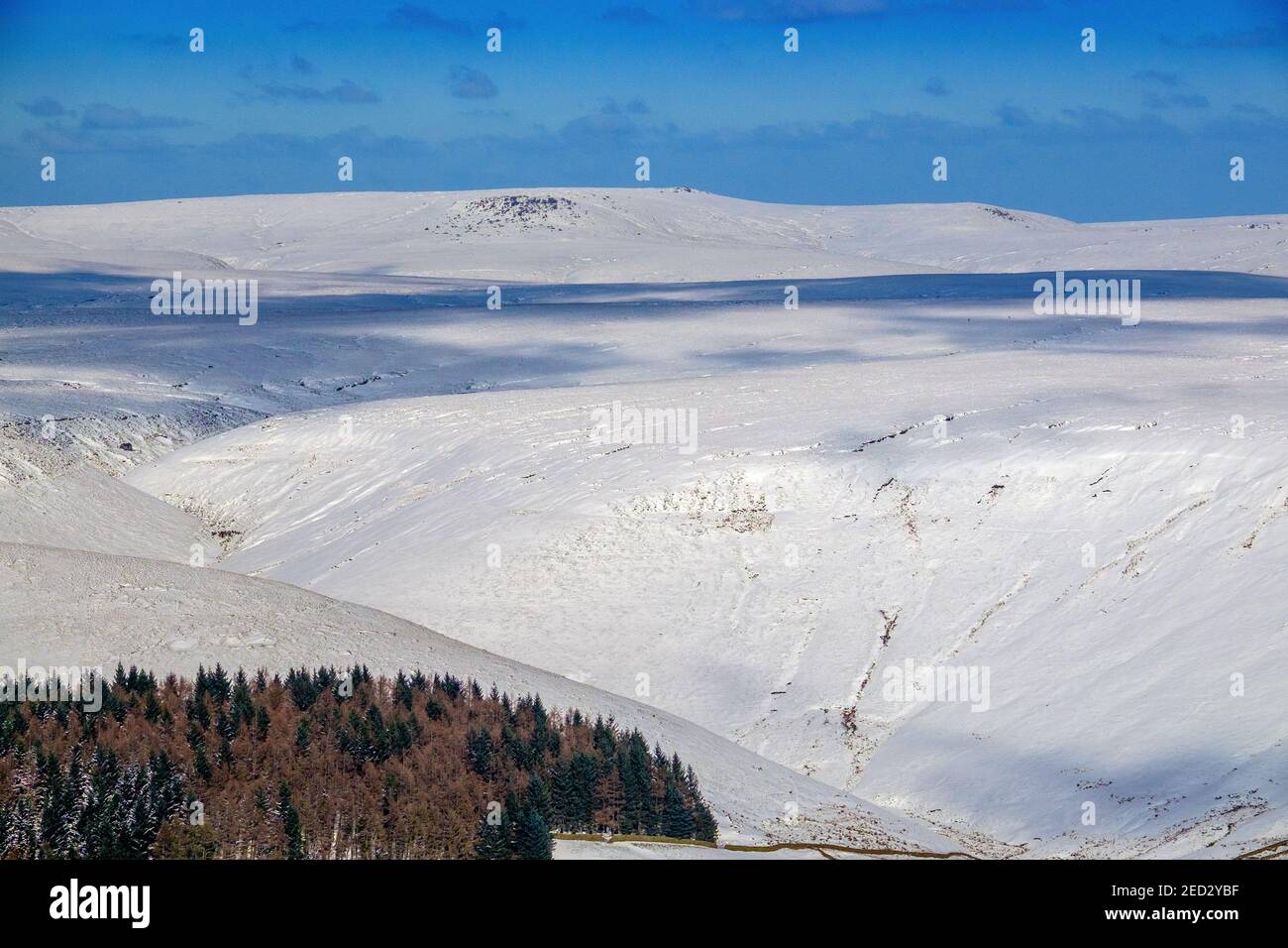 Winteransichten des schneebedeckten Bleaklow vom nördlichen Rand des Kinder Scout. Peak District National Park, Großbritannien, Stockfoto
