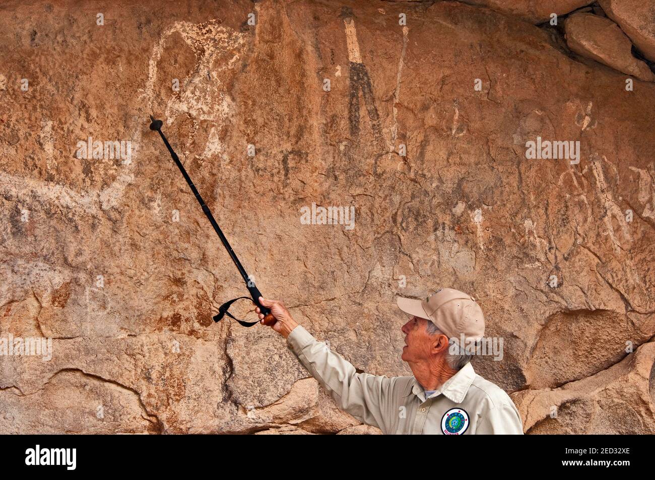 Bob White, freiwilliger Reiseleiter, in der Höhle mit Piktografen im mittel/spätarchaischen Stil (3000 v. Chr. bis 450 n. Chr.), Hueco Tanks State Park, Texas, USA Stockfoto