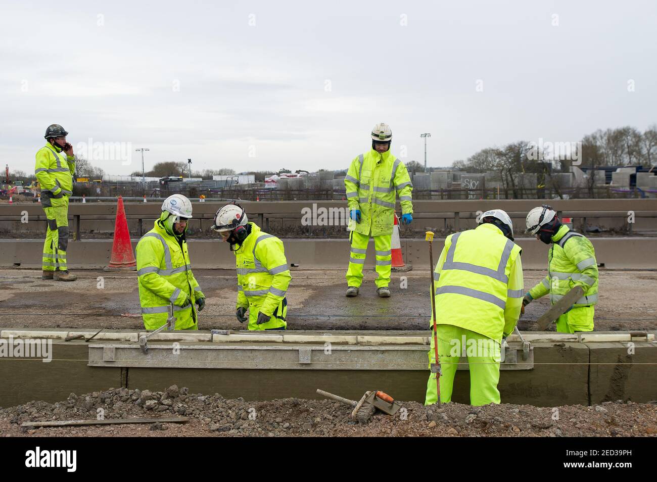 Taplow, Buckinghamshire, Großbritannien. 14th. Februar 2021. Die Autobahn M4 war an diesem Wochenende zwischen den Anschlussstellen 6 (Slough) und 8/9 (Maidenhead) wieder geschlossen. Die M4 wird zu einer Smart Motorway ausgebaut und die harte Schulter zu einer Fahrspur umgebaut. Achtunddreißig Menschen sind in den letzten fünf Jahren auf intelligenten Autobahnen in Großbritannien ums Leben gekommen. Nargis Begum wurde getötet, nachdem ihr Auto an einem Teil der M1 ohne harte Schulter zusammenbrach. Die Strafverfolgungsbehörde in diesem Fall, Frau Mundy, schlug in dieser Woche vor, dass die staatliche Firma Highways England an den Crown Prosecution Service zu CONS überwiesen werden sollte Stockfoto