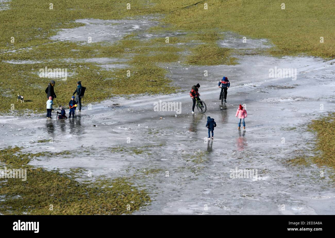 Buntes Treiben auf den gefrorenen Rheinwiesen in Düsseldorf Niederkassel. Stockfoto