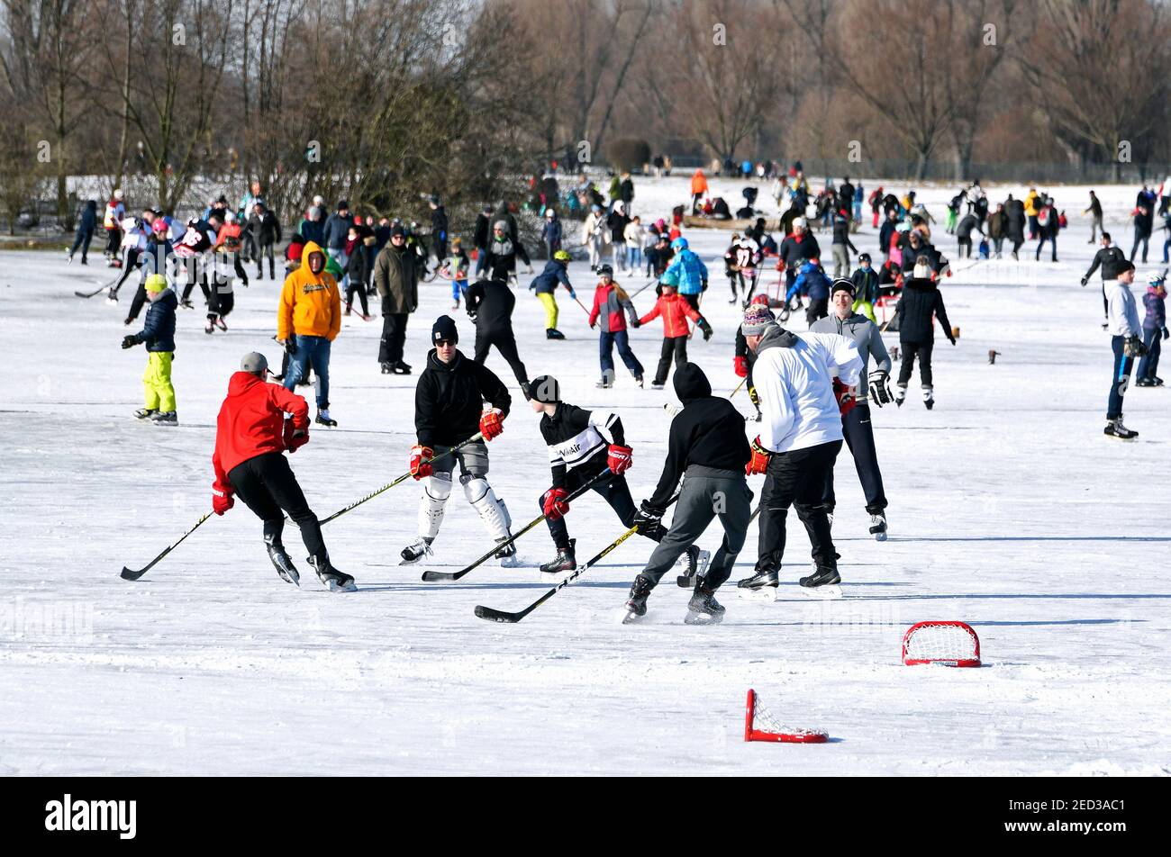 Buntes Treiben auf den gefrorenen Rheinwiesen in Düsseldorf Niederkassel. Stockfoto