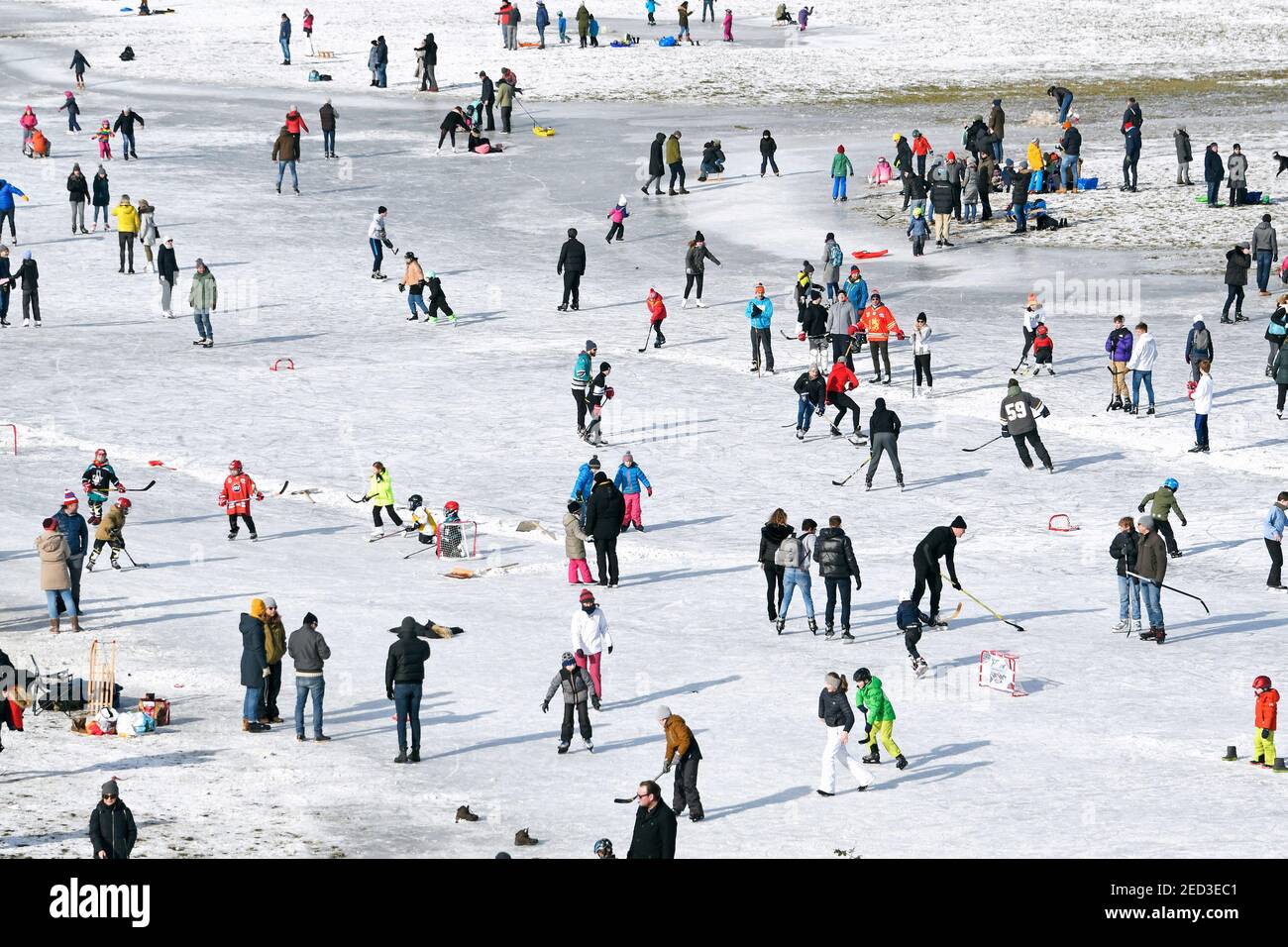 Buntes Treiben auf den gefrorenen Rheinwiesen in Düsseldorf Niederkassel. Stockfoto