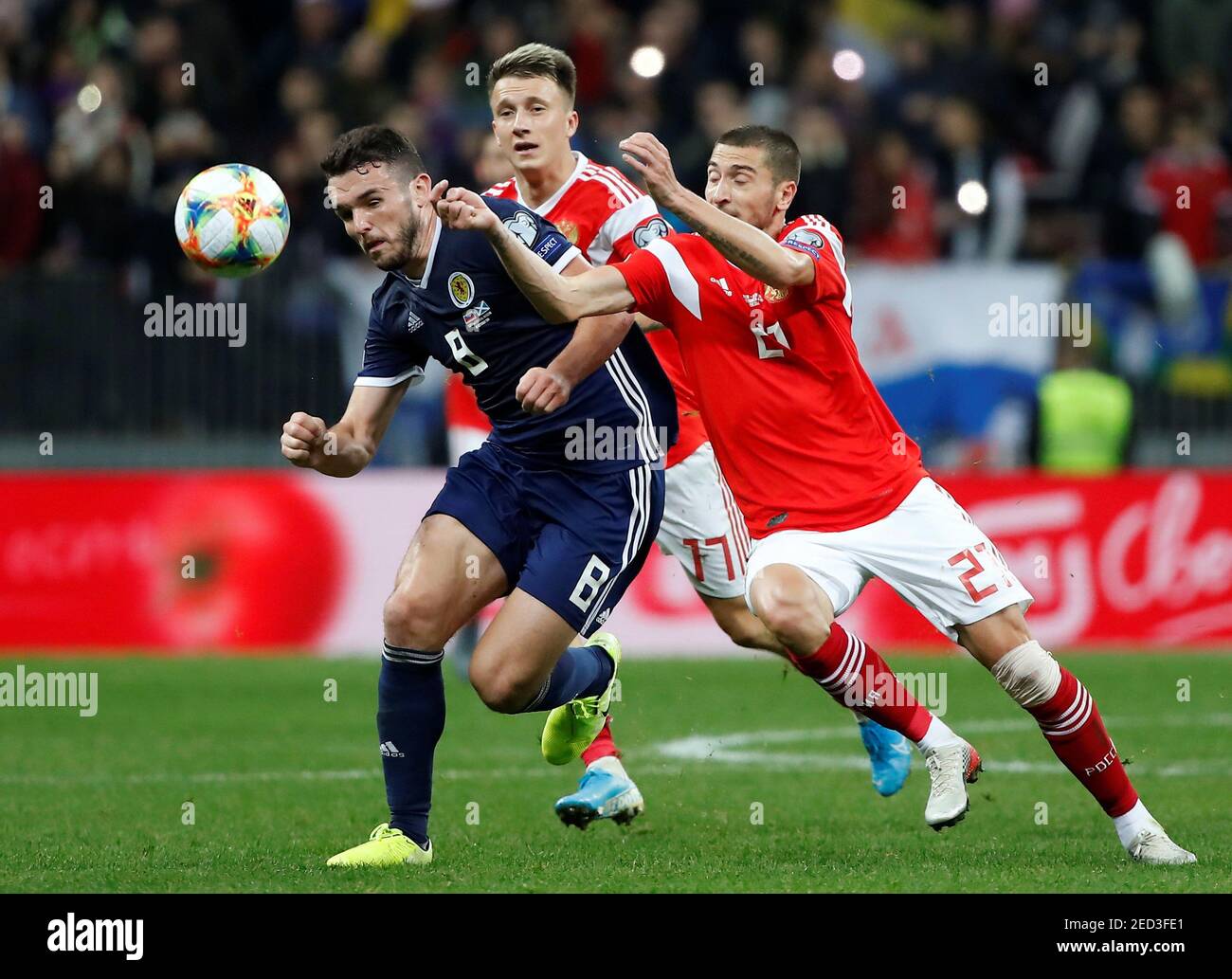 Fußball Fußball - Euro 2020 Qualifier - Gruppe I - Russland gegen Schottland  - Luzhniki Stadium, Moskau, Russland - 10. Oktober 2019 Schottlands John  McGinn im Einsatz mit Russlands Aleksey Ionov REUTERS/Maxim Schemetow  Stockfotografie - Alamy