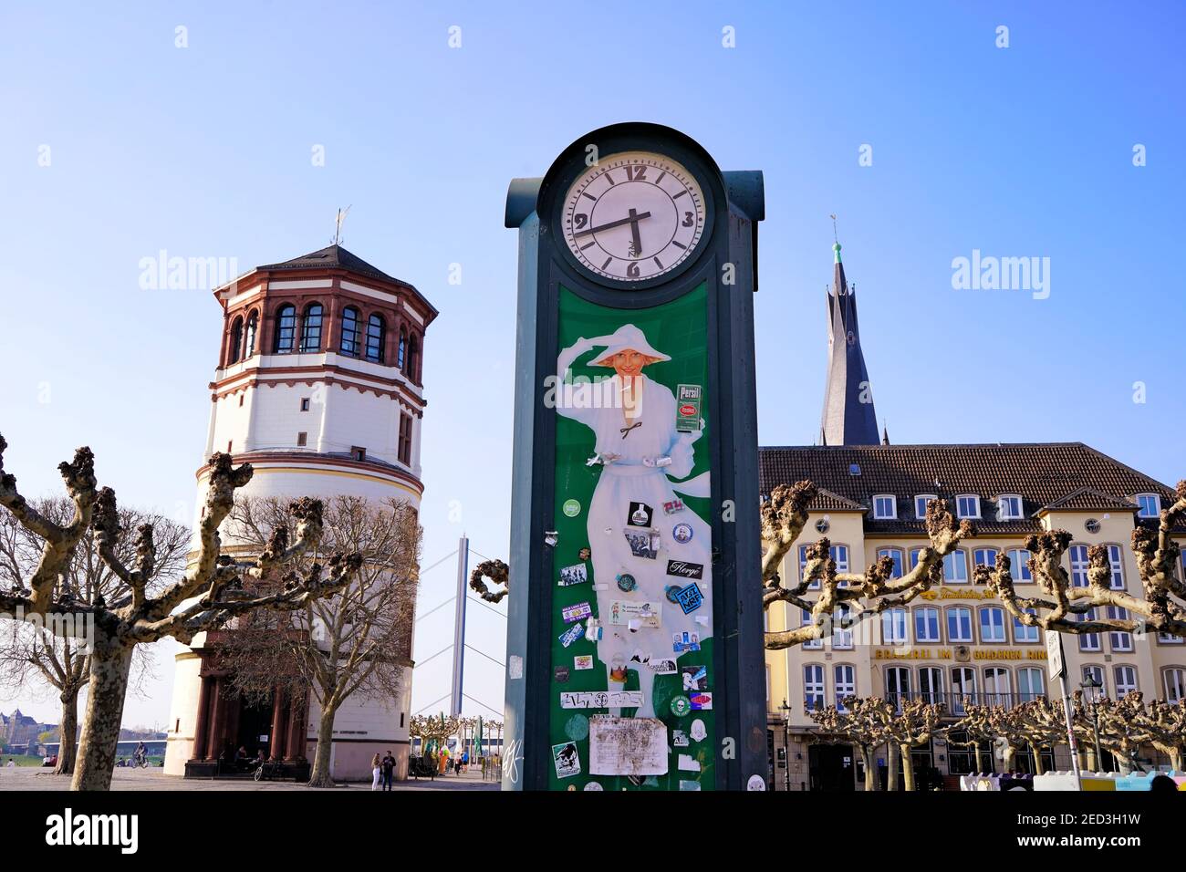 Düsseldorfer Altstadt mit 3 Sehenswürdigkeiten: Burgturm, grüne Vintage-Uhr mit Perser Waschmittelwerbung und Brauereigebäude. Stockfoto