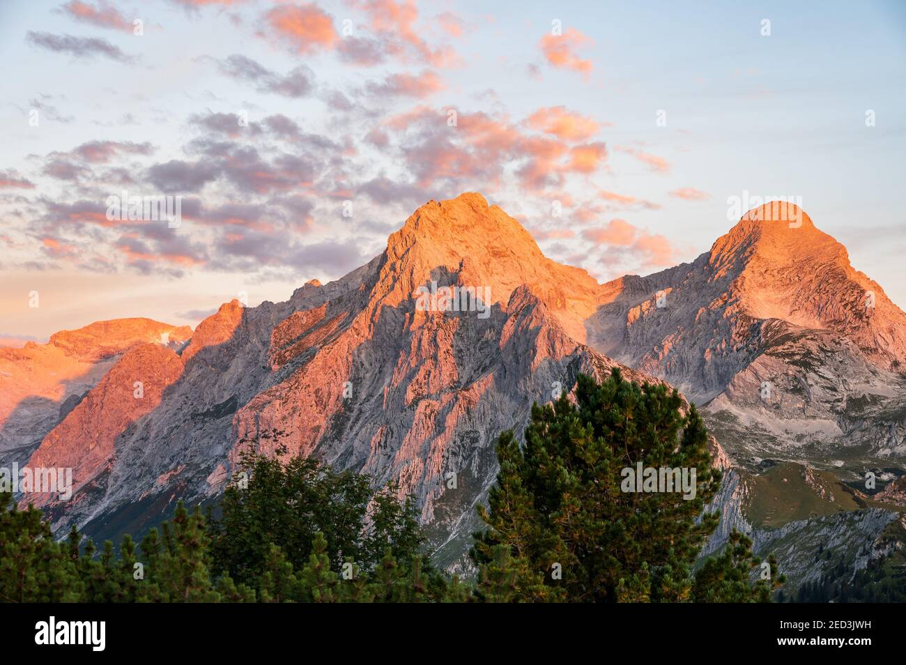 Starkes Alp Glow bei Sonnenaufgang in den alpen sieht aus wie Die Berge sind in Flammen Stockfoto