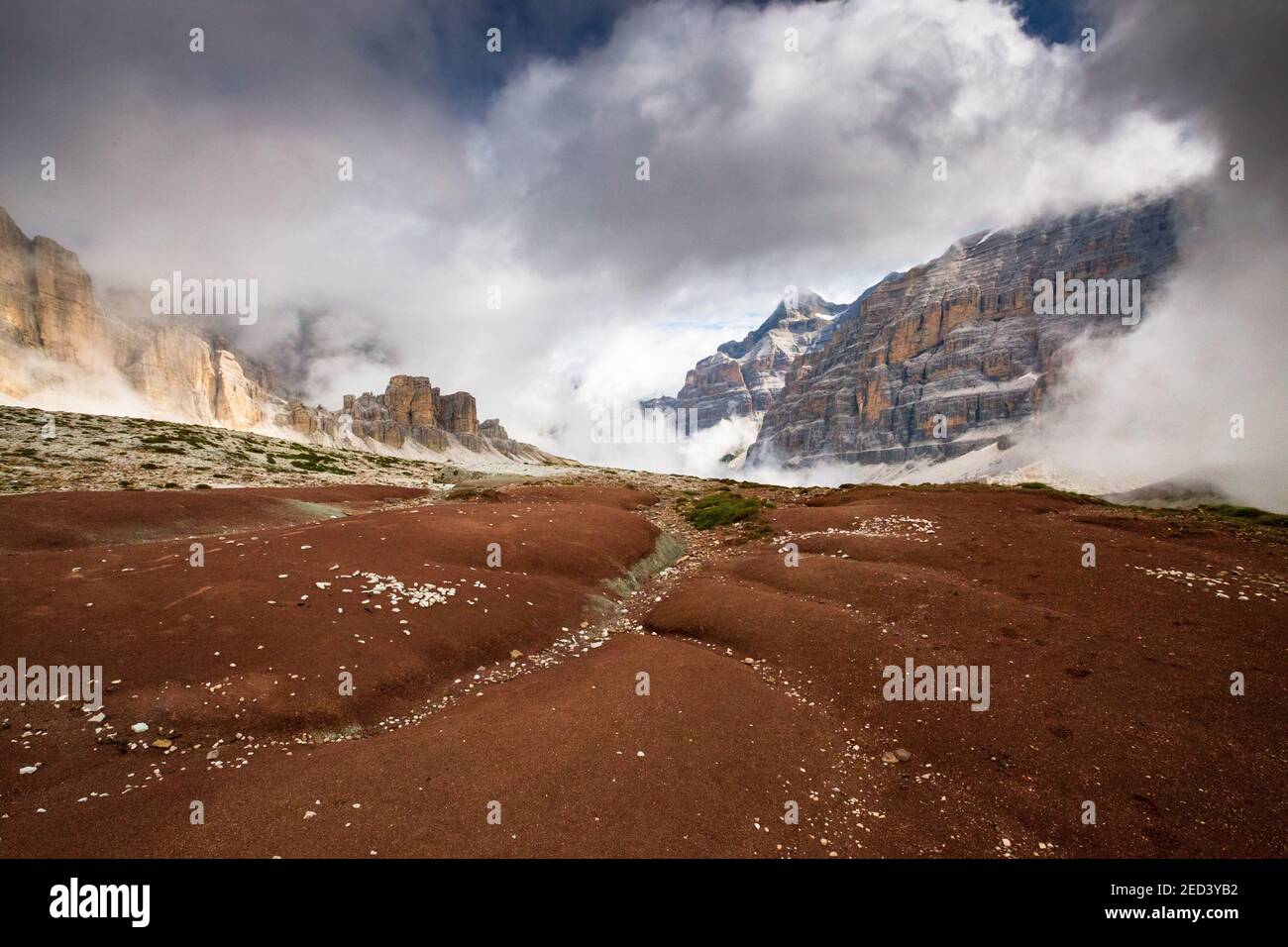 Blick auf das Travenanzer Tal. Geologie, rötliche Sedimentgesteine. Die Ampezzo Dolomiten. Venetien. Italienische Alpen. Europa. Stockfoto