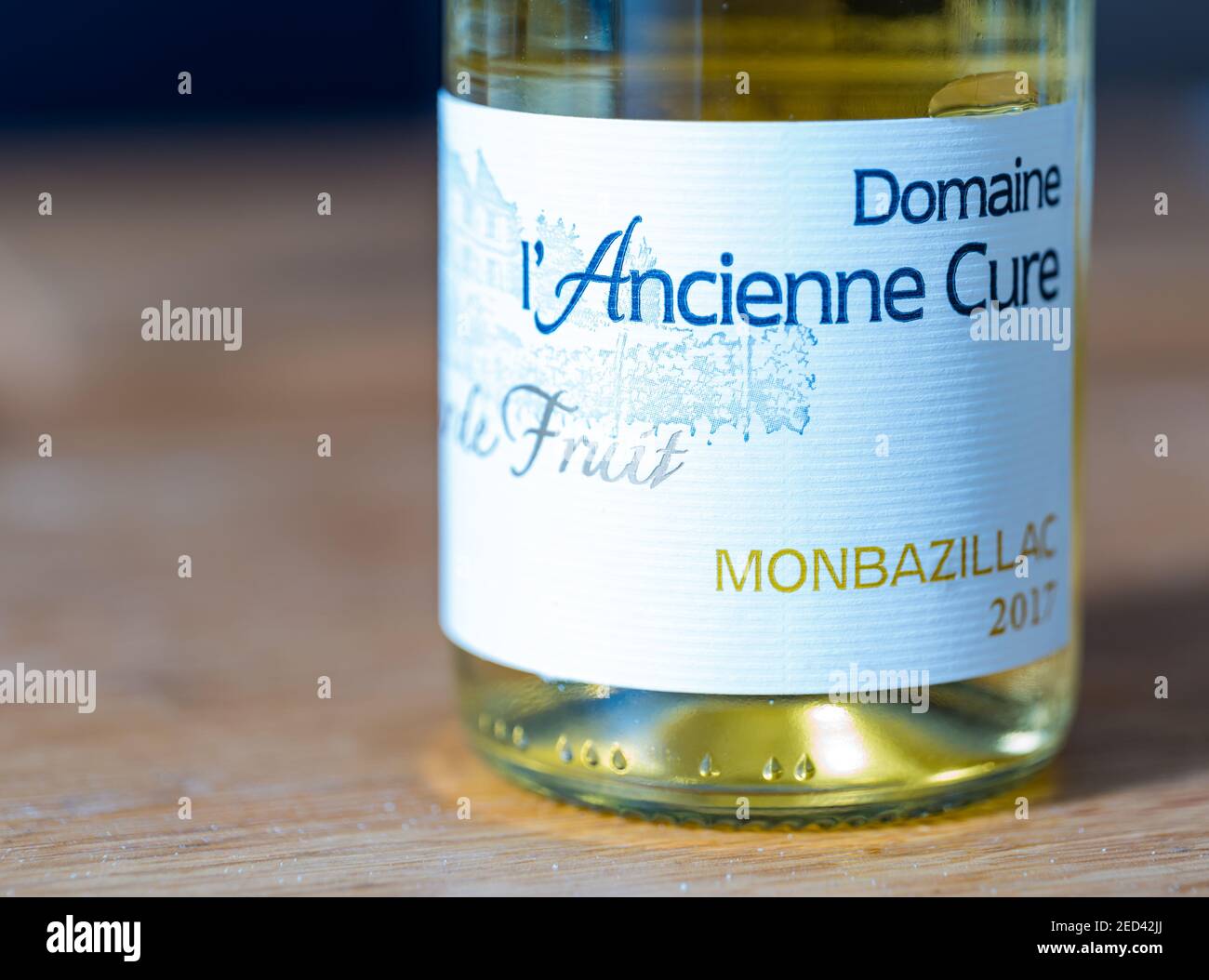 Nahaufnahme des französischen Weißweinflaschenlabels auf dem Tisch, Monbazillac Domaine de l’Ancienne Cure 2017 Stockfoto