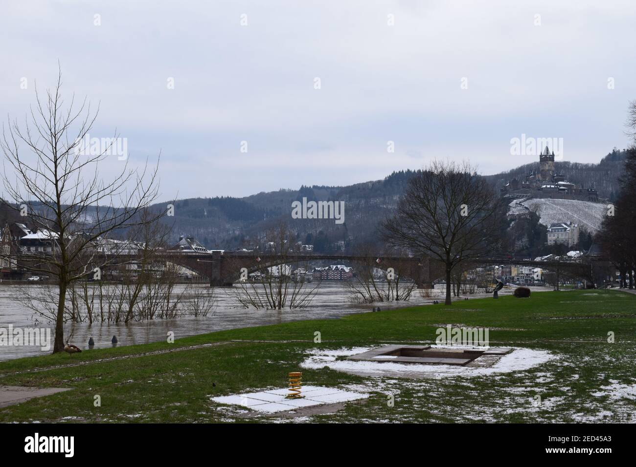 Blick auf die Reichsburg oberhalb der Cochem Altstadt Stockfoto