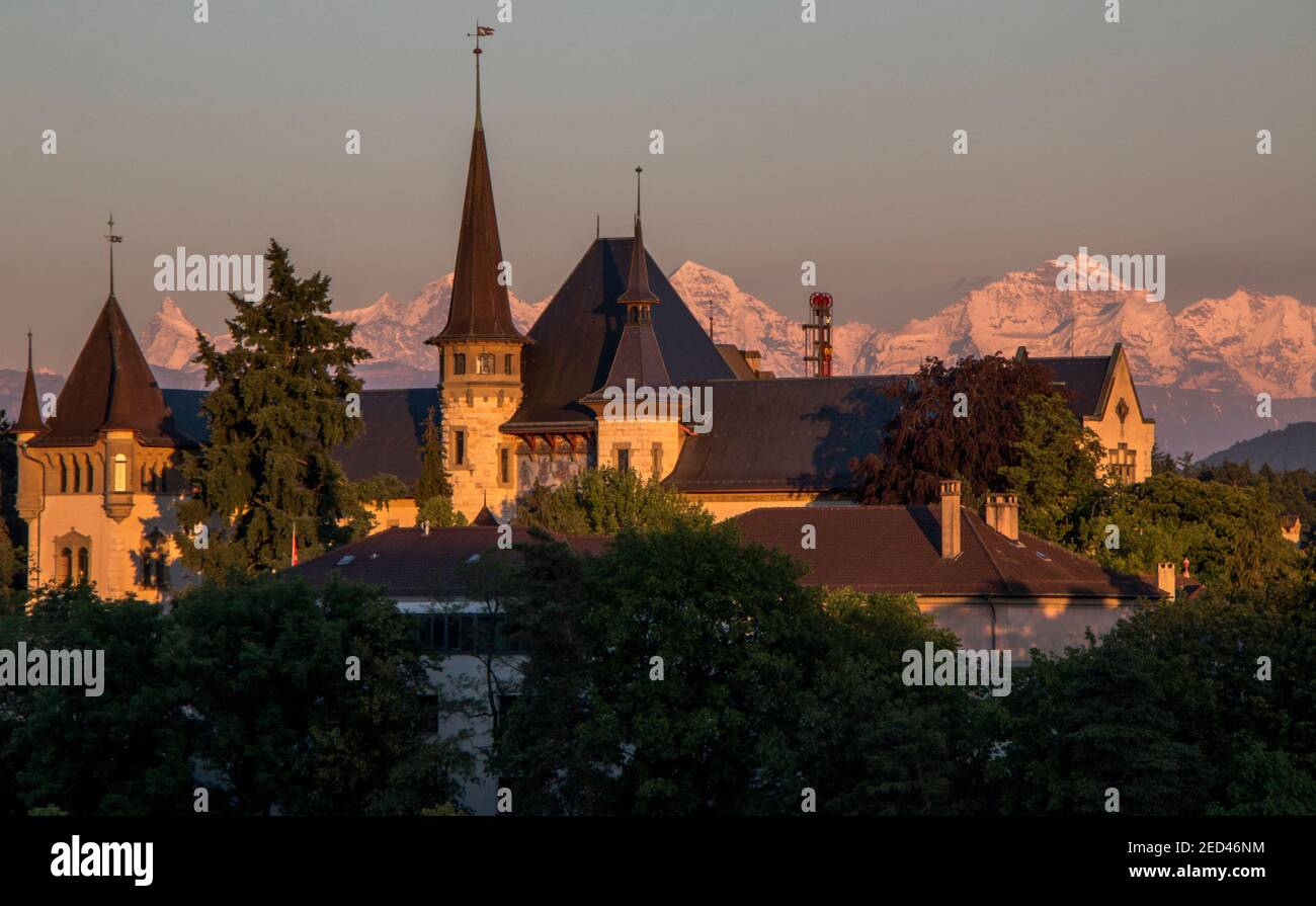 Sonnenuntergang in Bern, mit dem Historischen Museum und den Alpen im Hintergrund. Stockfoto