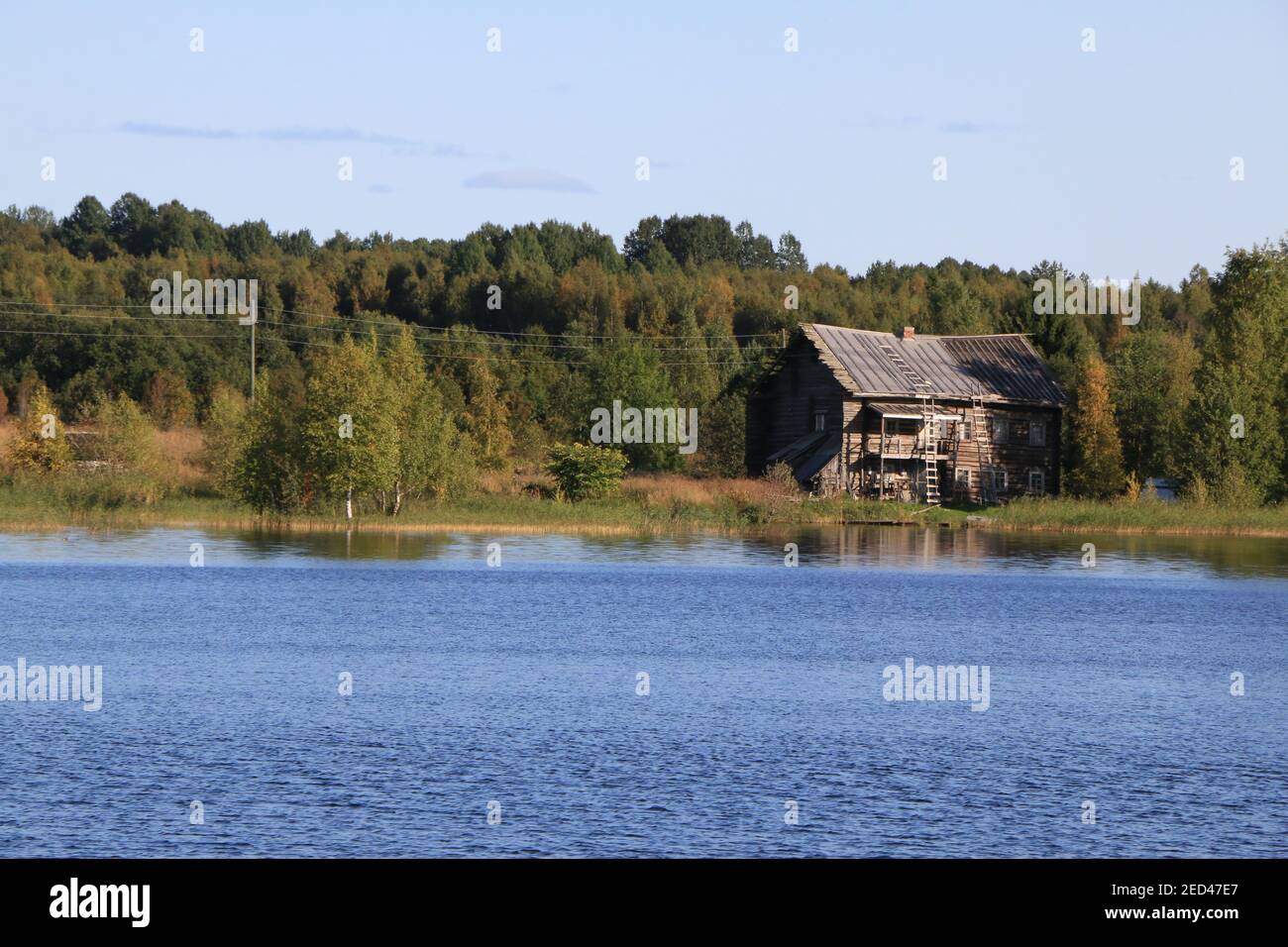 Abgelegene Dörfer und Häuser in der Nähe von Kizhi, Russland Stockfoto