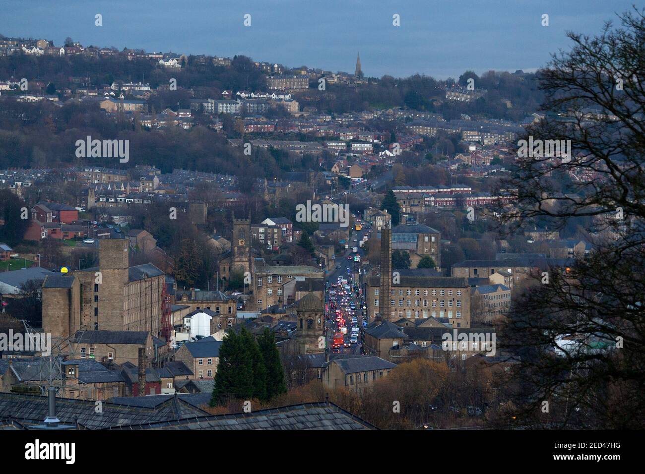 Blick auf die Stadt in der Abenddämmerung, Sowerby Bridge, West Yorkshire Stockfoto