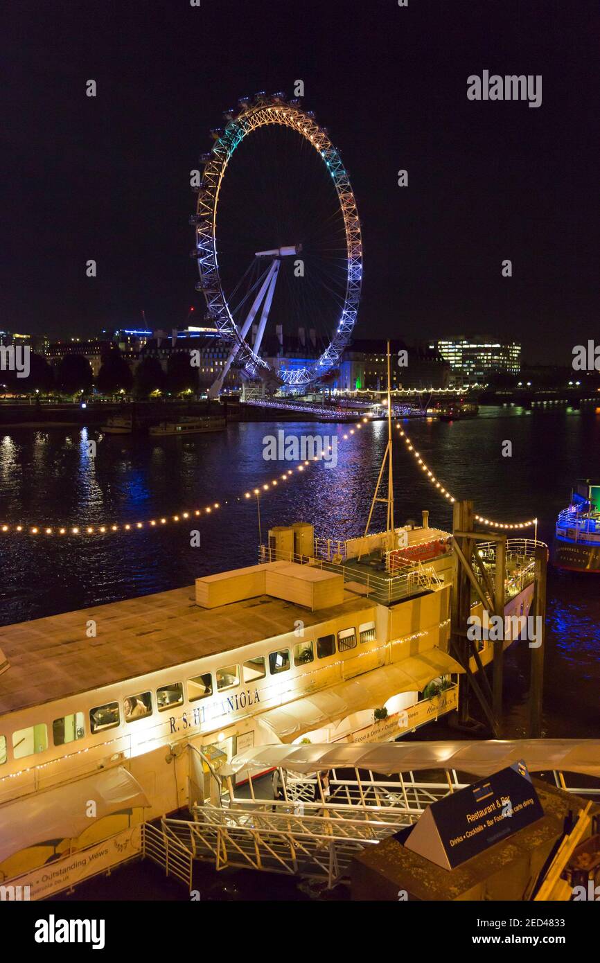 Restaurant Boot 'Hispaniola' auf der Themse, mit London Eye im Hintergrund, Victoria Embankment, London Stockfoto