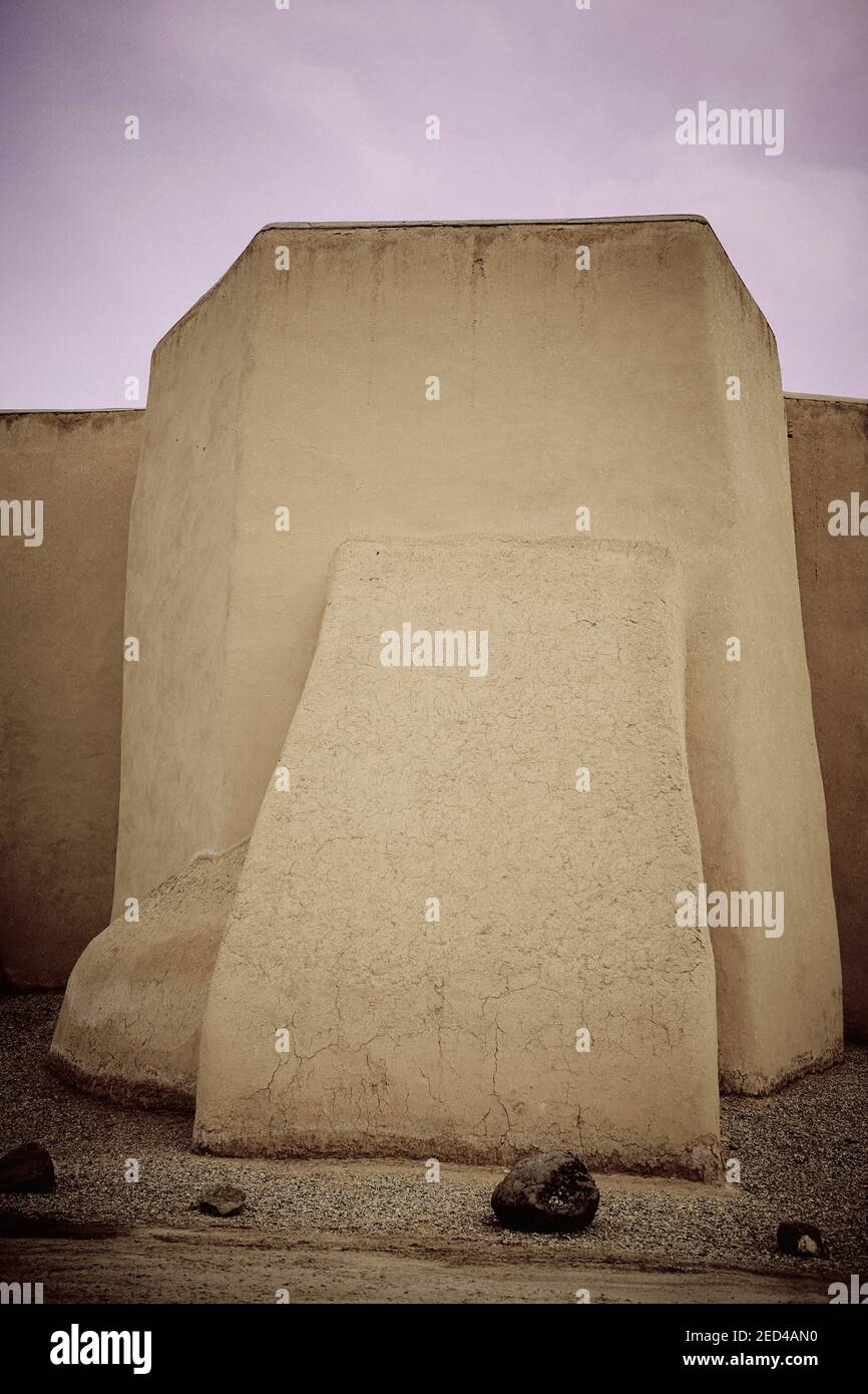 Die Südfassade der San Francisco de Asís Missionskirche, Ranchos de Taos, New Mexico, USA. Eine historische Kirche im amerikanischen Südwesten. Stockfoto