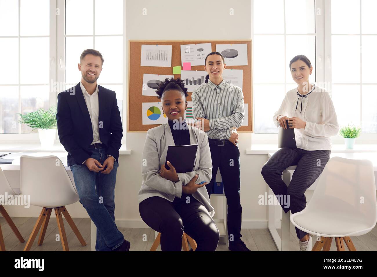 Porträt von Büroangestellten mit mehreren Rassen, die lächelnd die Kamera im modernen Business Center betrachten. Stockfoto