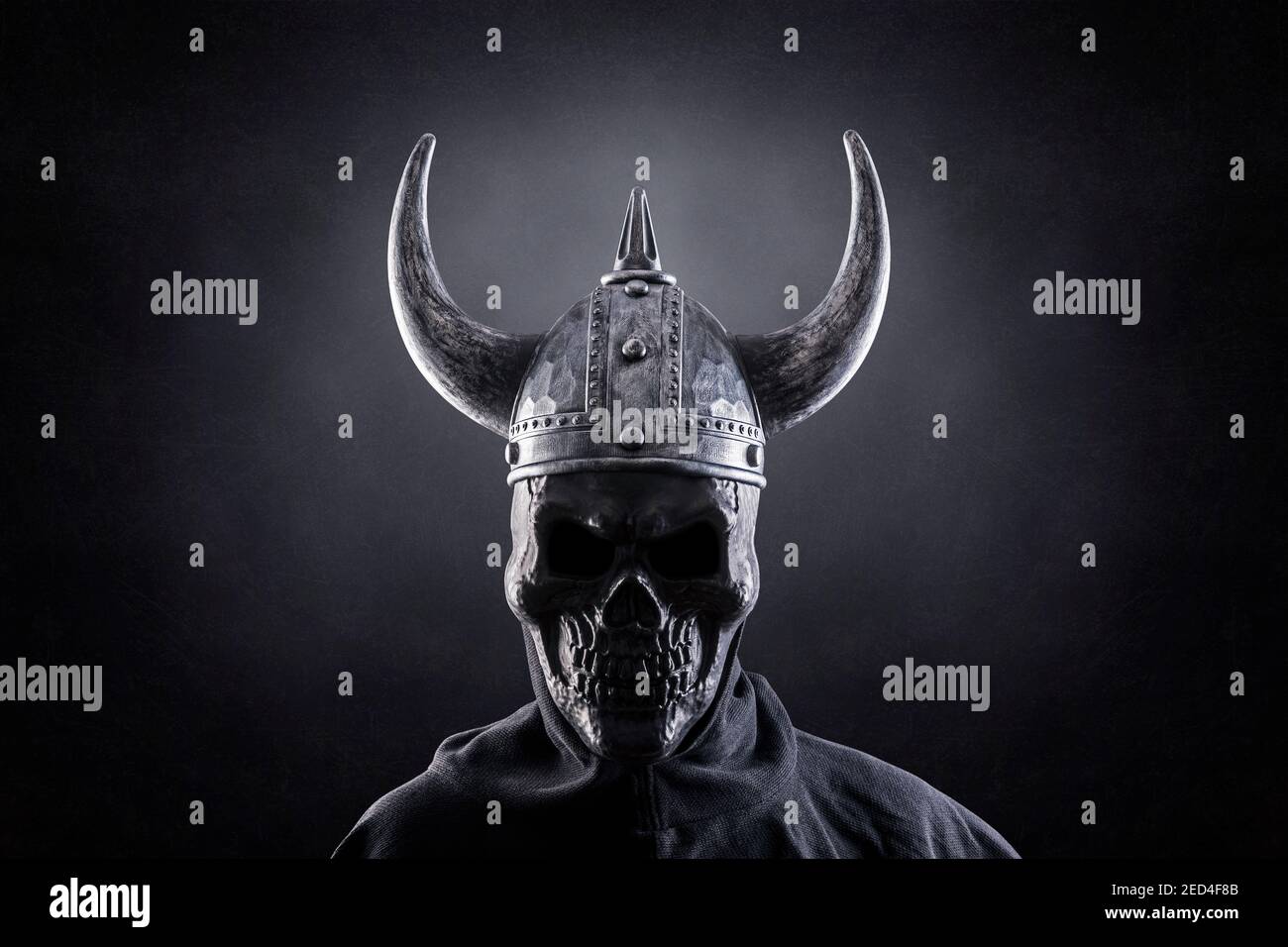 Skelett Krieger mit gehörnten Helm im Dunkeln Stockfoto