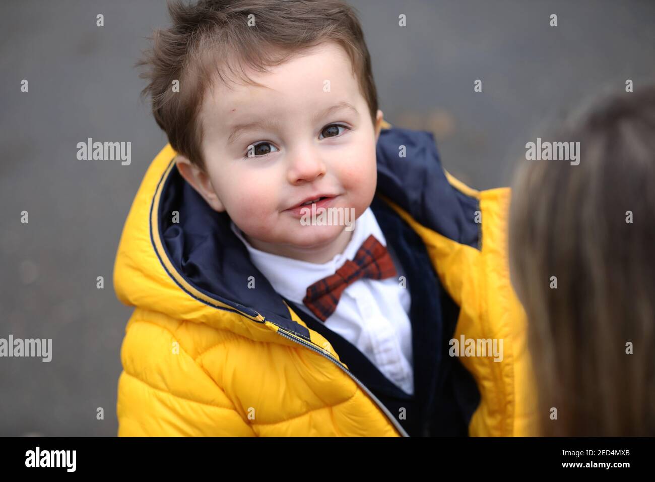 Ein einjähriger Junge im Bild sah schick aus und hing mit seiner Mutter in Chichester, West Sussex, Großbritannien. Stockfoto