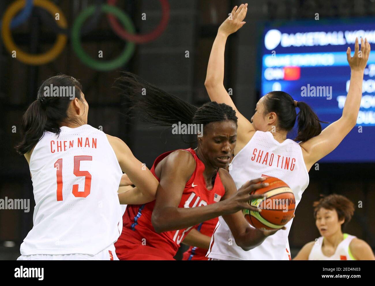 Olympische Spiele 2016 in Rio - Basketball - Vorrunde für Frauen Gruppe B  China / USA - Jugendarena - Rio de Janeiro, Brasilien - 14/08/2016. Nan  Chen (CHN) aus China, Sylvia Fowles (