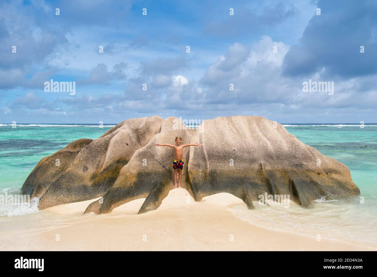 Berühmte Granitfelsen in der blauen Lagune am fantastischen tropischen Strand von Anse Source D'Argent, Insel La Digue, Seychellen. Luxus exotisches Reisekonzept ans Stockfoto