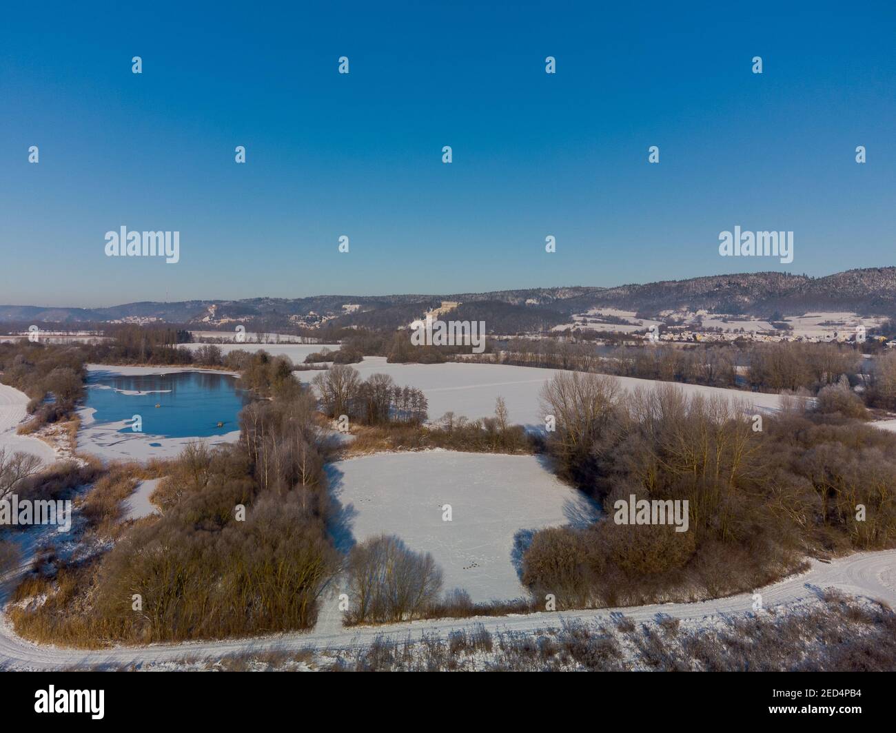 Luftaufnahme der Walhalla-Gedenkstätte in Donaustauf bei Regensburg auf Klarer kalter Wintertag mit Sonne und Schnee Stockfoto