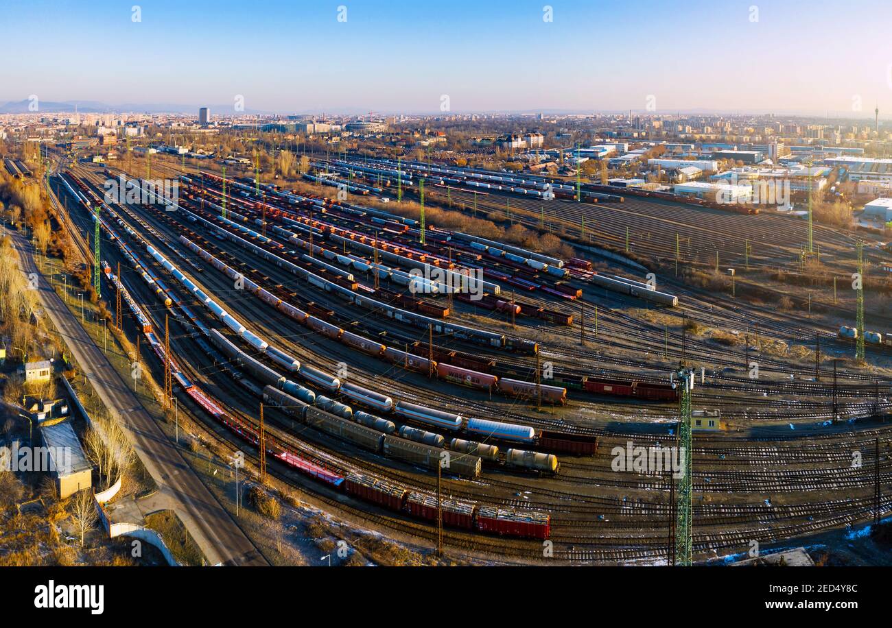 Rangierbahnhof für Güterzüge in Budapest. Dies ist auf Ferencvaros Bezirk. Luftbild über viel leer und volle Züge. Stockfoto