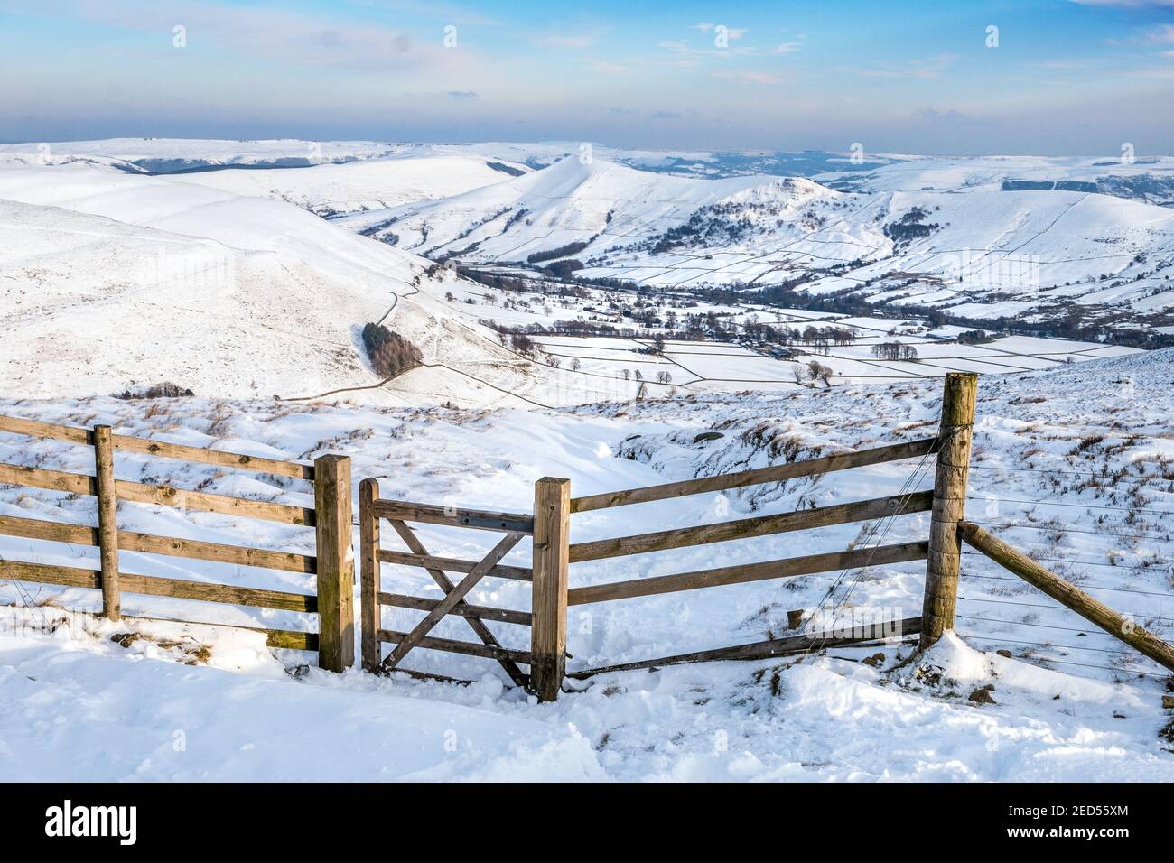 Schneebedeckter Lose Hill und das Edale Valley im Peak District National Park, Großbritannien, Stockfoto