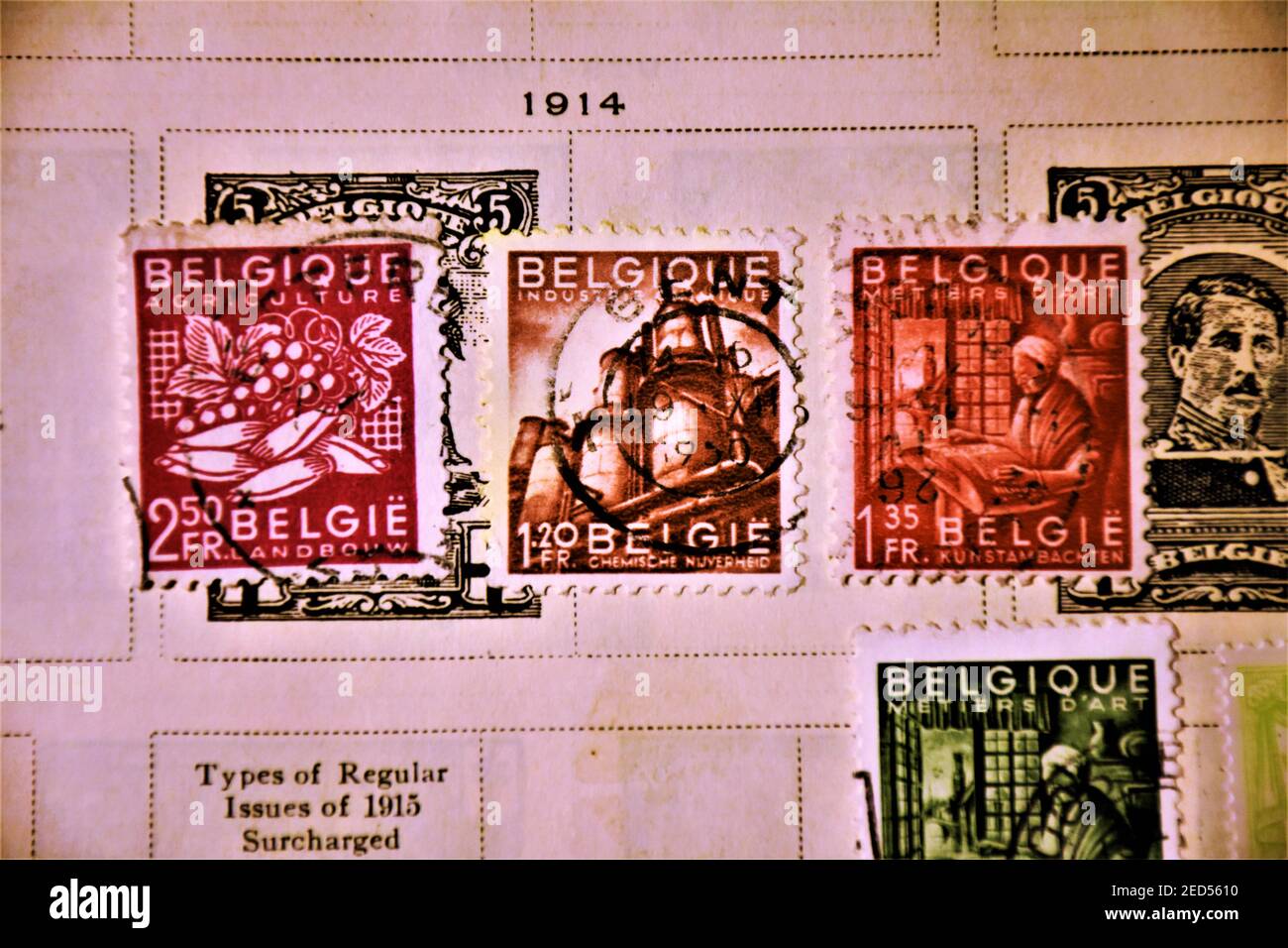 Sammler alte Weltpost Briefmarken im Album, erste Hälfte des 20th. Jahrhunderts mit einigen Daten und Absagen von stmp Sammler Stockfoto