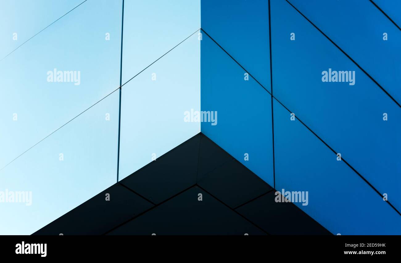 Abstraktes Hintergrundmuster optischer Effekt Perspektivgeometrie blauer Flächenwürfel Mit weißen Ebenen Linien Stockfoto