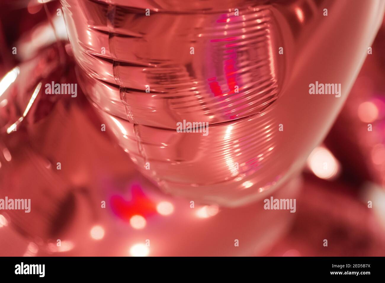 Geschenk Überraschung rote Luftballons romantischen Hintergrund Stockfoto