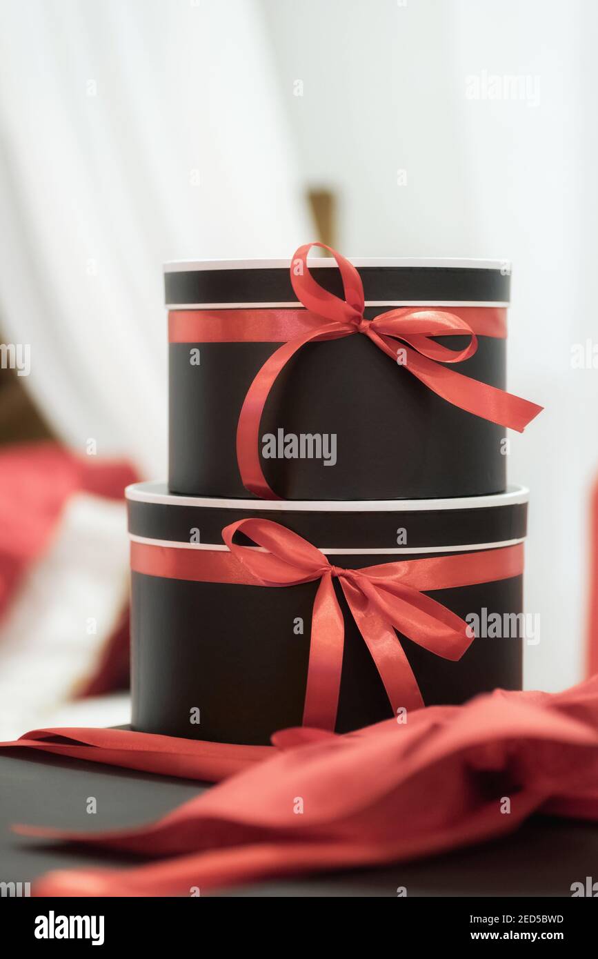 Geschenk Überraschung zwei Boxen mit rotem Band Nahaufnahme romantisch Hintergrund Stockfoto