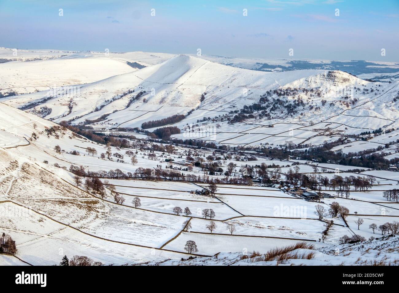 Schneebedeckter Lose Hill und das Edale Valley im Peak District National Park, Großbritannien, Stockfoto